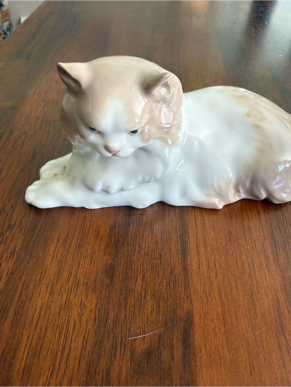Lladro Porcelain Reclining Cat in Cream and White